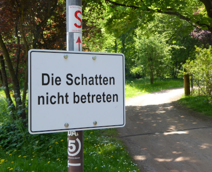 Schild mit folgender Anweisung: Die Schatten nicht betreten.